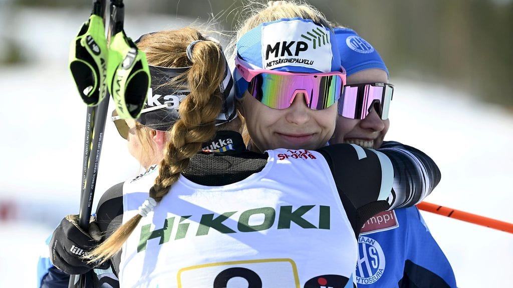 Jasmi Joensuu halasi maalissa joukkuekavereitaan Anni Kainulaista ja Hanna Rayta. Kainulaisen ura päättyi kultajuhliin.