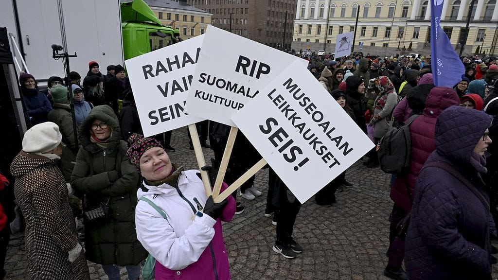 Mielenosoittajia ja kannanottoja Sakset seis! -mielenosoituksessa Helsingin Senaatintorilla 5. huhtikuuta 2025. Taiteilijajärjestöjen yhteistyöjärjestö Forum Artis jatkaa Sakset seis! -kampanjaa, joka vastustaa kulttuuriin kohdistuvia leikkauksia. Kampanjan ideoima Suuri kulttuuriadressi luovutetaan päättäjille mielenosoituksen yhteydessä.