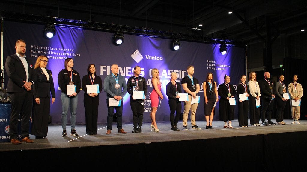 Vantaan Fitness Classicissa juhlistettiin oikaistua suomalaista arvokisamenestystä monien ulkomaisten kilpakumppanien käryjen myötä. Vasemmalla Suomen Fitnessurheilun toiminnanjohtaja Ville Isola ja puheenjohtaja Aino-Maija Laurila.