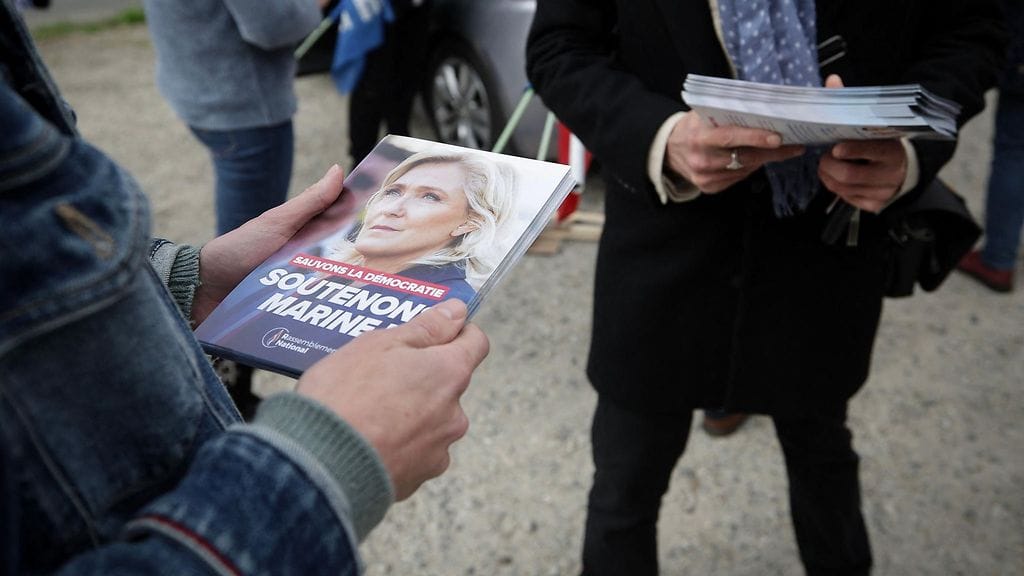 Oikeus määräsi Le Penille myös viiden vuoden kiellon asettua ehdolle julkisiin virkoihin, mikä saattaa merkitä sitä, että Le Penin on luovuttava aikeistaan pyrkiä jälleen Ranskan presidentiksi vuonna 2027.