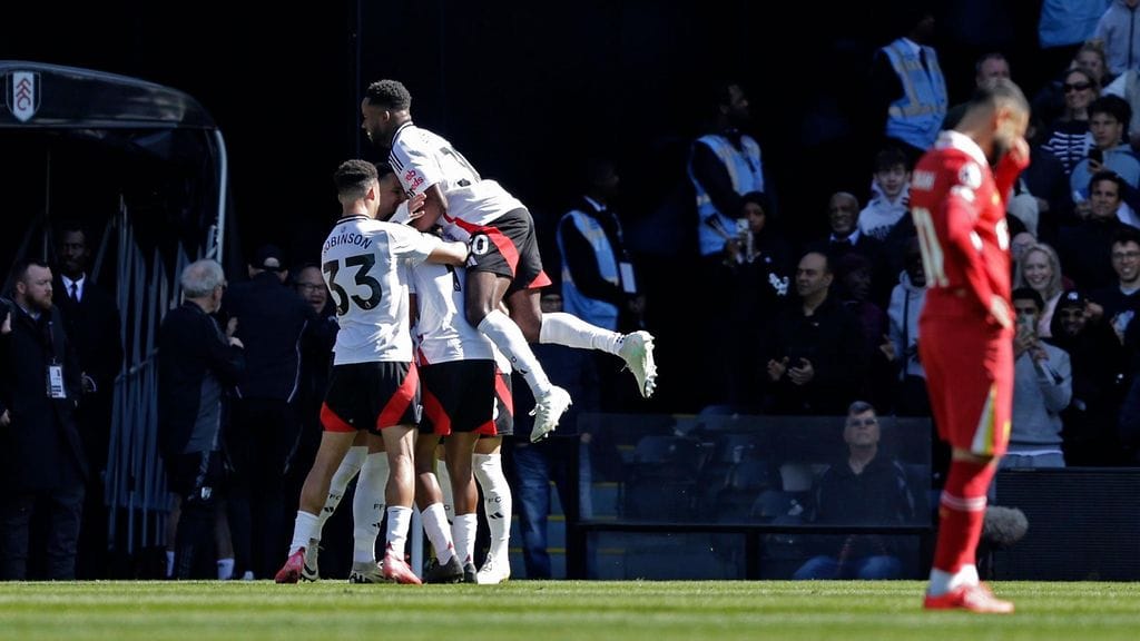 Fulham kukisti sarjakärki Liverpoolin maalein 3–2.