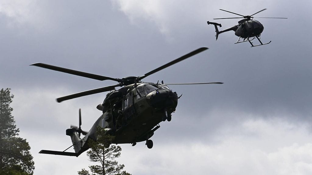 Kuvituskuva. Utin jääkärirykmentti esitteli toiminnallista suorituskykyään Kouvolassa 10. kesäkuuta 2022, kuvassa etualalla NH90 TTH -kuljetushelikopteri ja taustalla Hughes MD500 -kevythelikopteri.