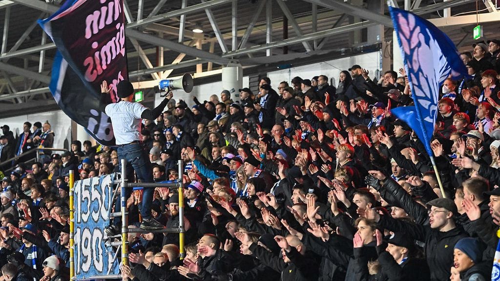 HJK:n kannattajat Euroopan Konferenssiliigan ottelussa Dinamo Minskiä vastaan lokakuussa 2024.