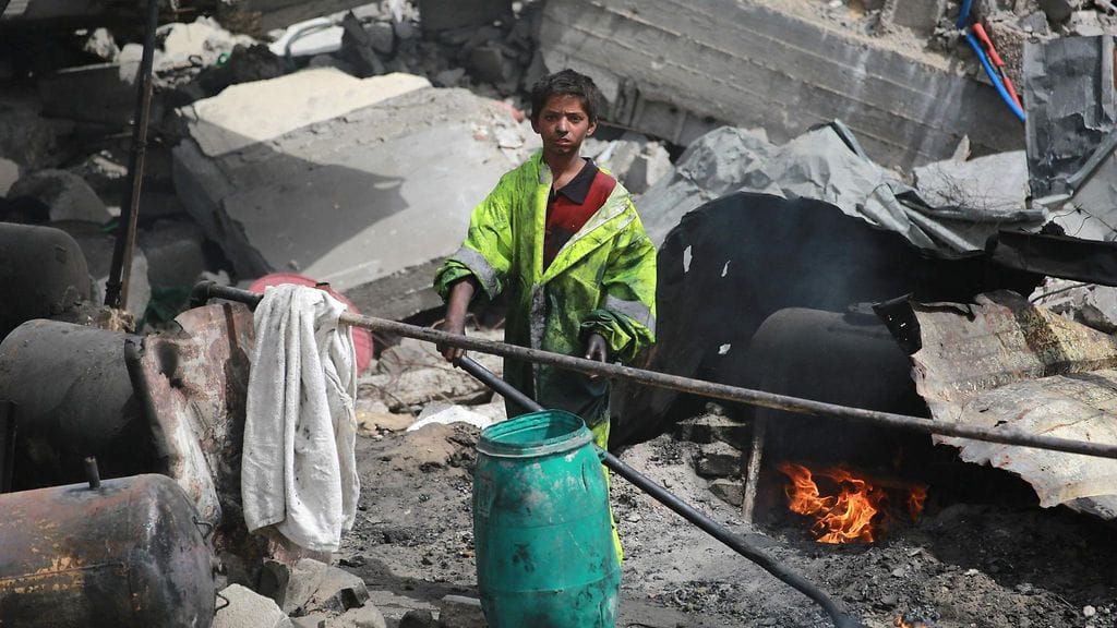 Palestiinalaiset asukkaat ovat joutuneet siirtymään yhä ahtaammille alueille pois Israelin armeijan tieltä, AP kertoo.