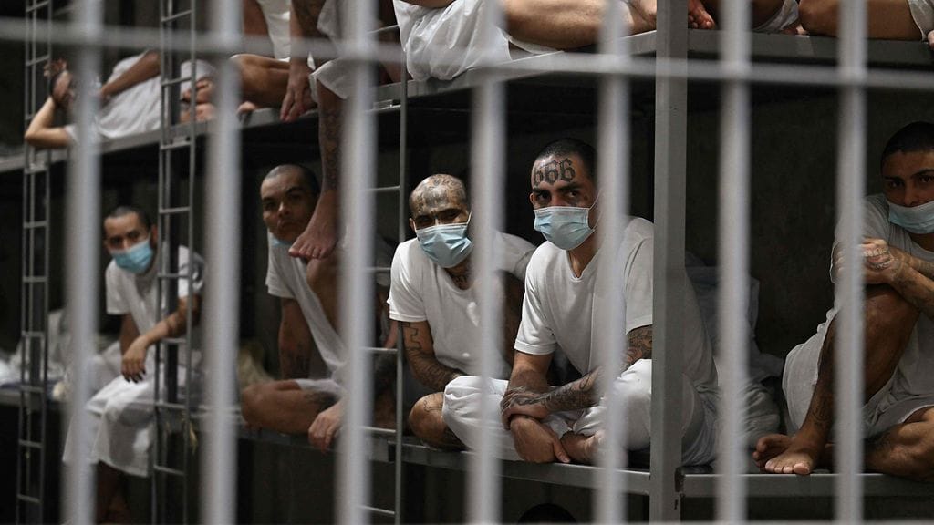 Eri lähteistä riippuen telkien takana on useita kymmeniätuhansia, ellei jopa yli satatuhatta elsalvadorilaista, eli 1–2 prosenttia maan koko väestöstä.