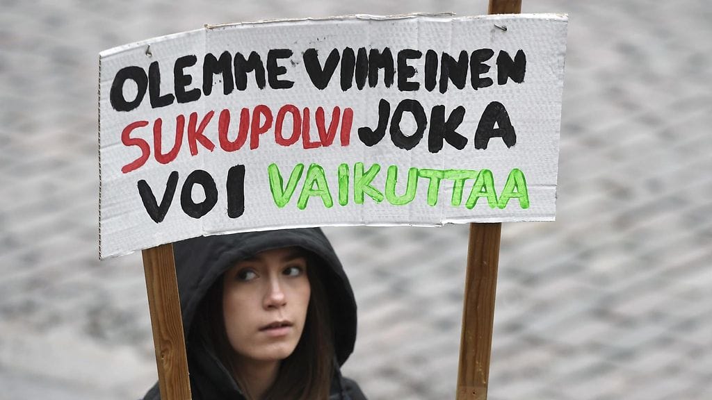 LK 7.4.2025 Mielenosoittaja Senaatintorilla ennen kansainvälisen nuorten ilmastolakon marssia Helsingissä perjantaina 15. maaliskuuta 2019