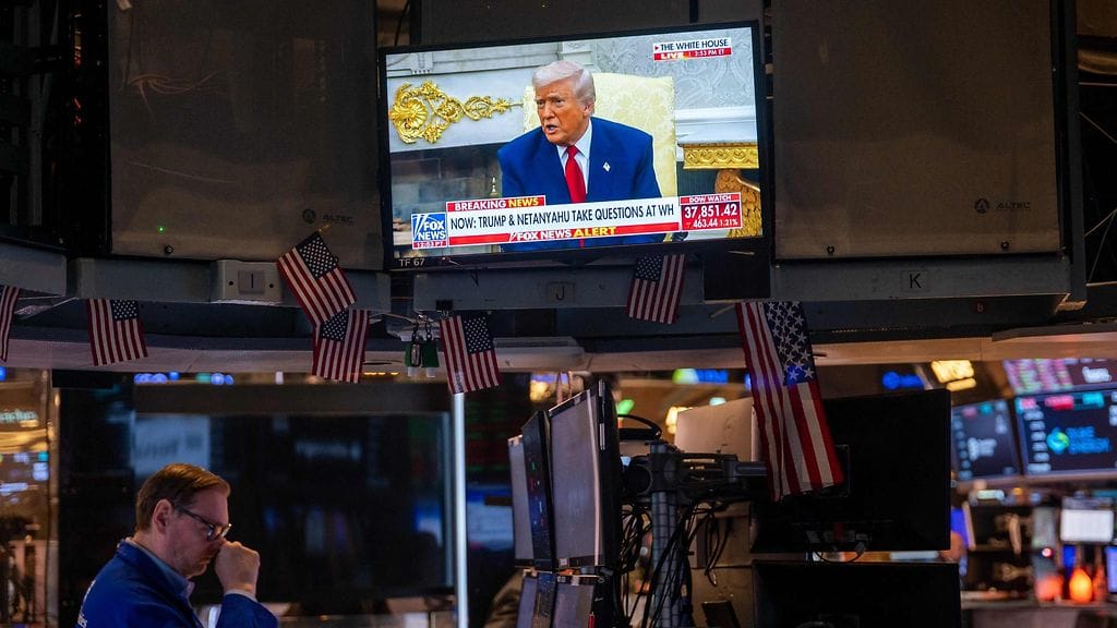 Yhdysvaltojen presidentti Donald Trump on sanonut olevansa yleisesti ottaen avoin neuvotteluille, joskaan Kiinan suhteen hän ei ole valmis joustamaan. Kuva New Yorkin pörssistä 7. huhtikuuta.