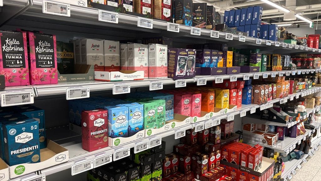Kahvin kohonnut hinta on saanut suomalaiset kyttäämään tarjouskahvikampanjoita entistä tarkemmalla silmällä.