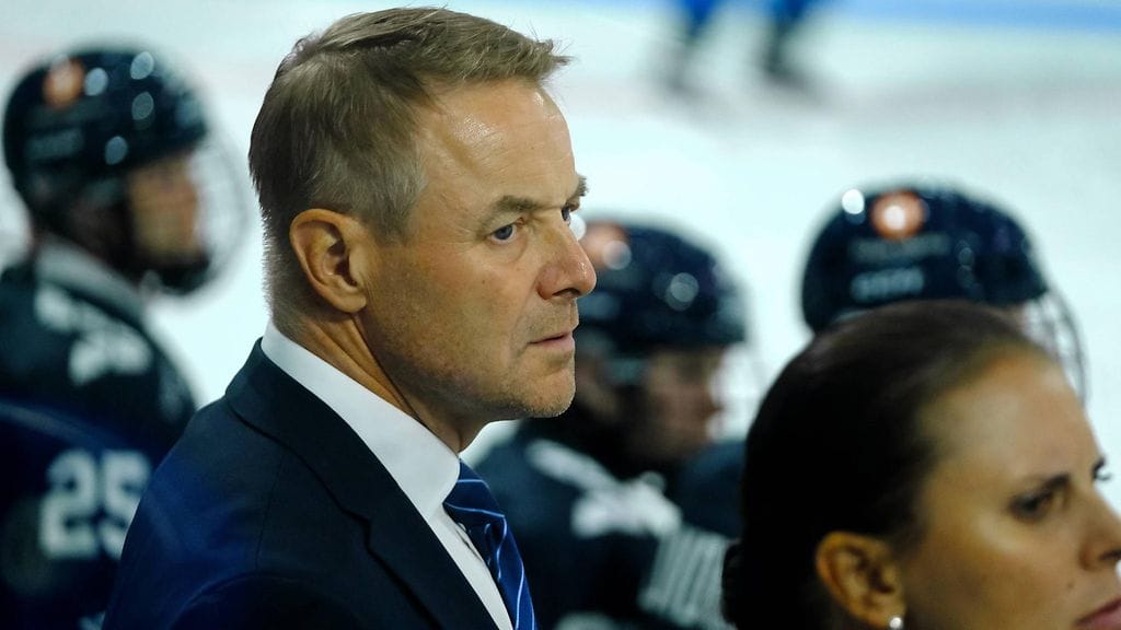 Naisleijonien päävalmentaja Juuso Toivola.