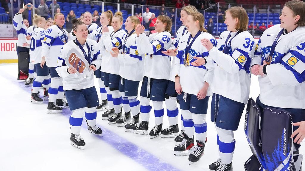 Jenni Hiirikoski vastaanotti Suomen MM-pronssipalkinnon vuosi sitten.