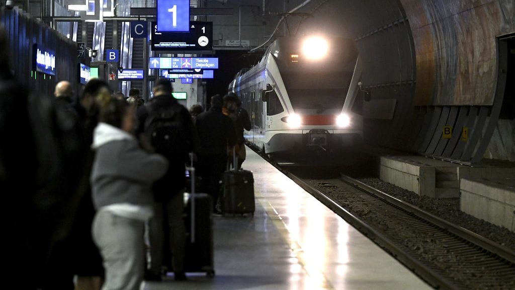 Kuvituskuvassa lähijuna ja matkustajia Helsinki-Vantaan lentoaseman juna-asemalla Vantaalla 10. maaliskuuta.