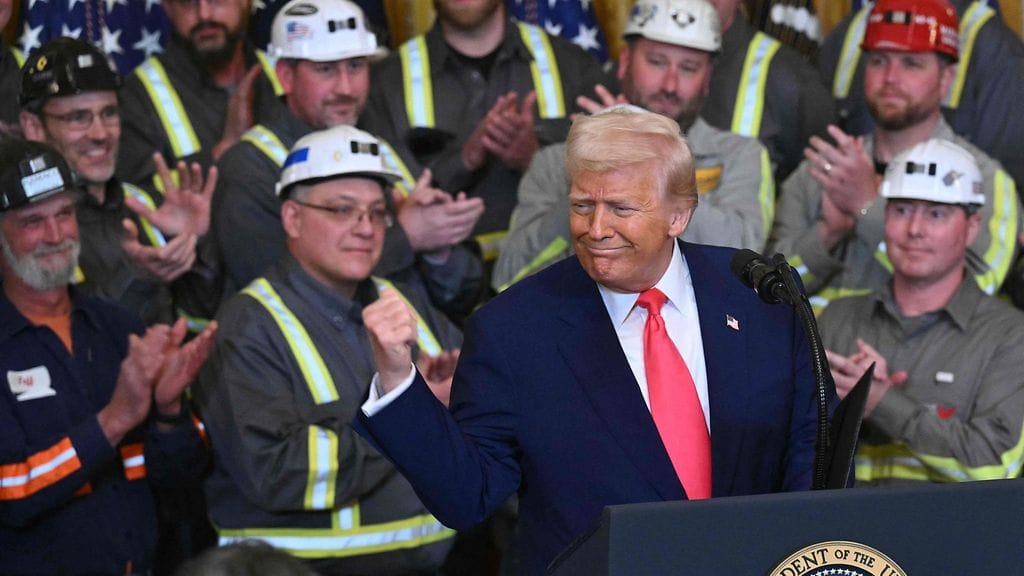 Yhdysvaltojen presidentti Donald Trump ja hiilikaivosteollisuuden työntekijöitä Valkoisessa talossa 8. huhtikuuta.