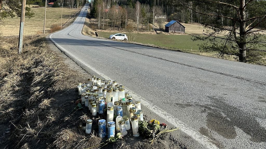 Lukuisat kynttilät kertovat Nummelantiellä perjantaina  tapahtuneesta tragediasta.