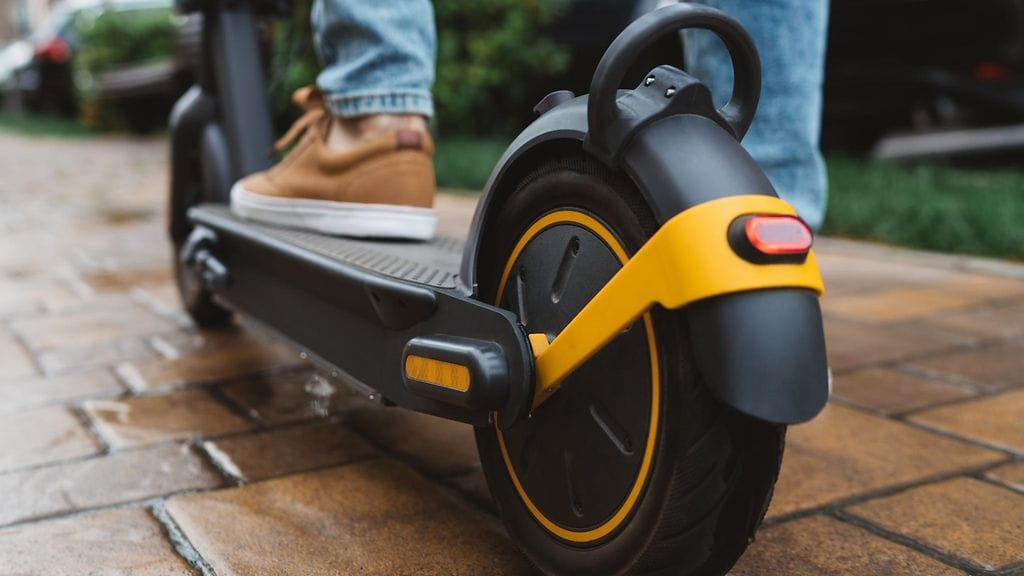 Vakuuttamattoman sähköpotkulaudan omistaja voi jäädä kolarin sattuessa kokonaan ilman vakuutuskorvauksia.