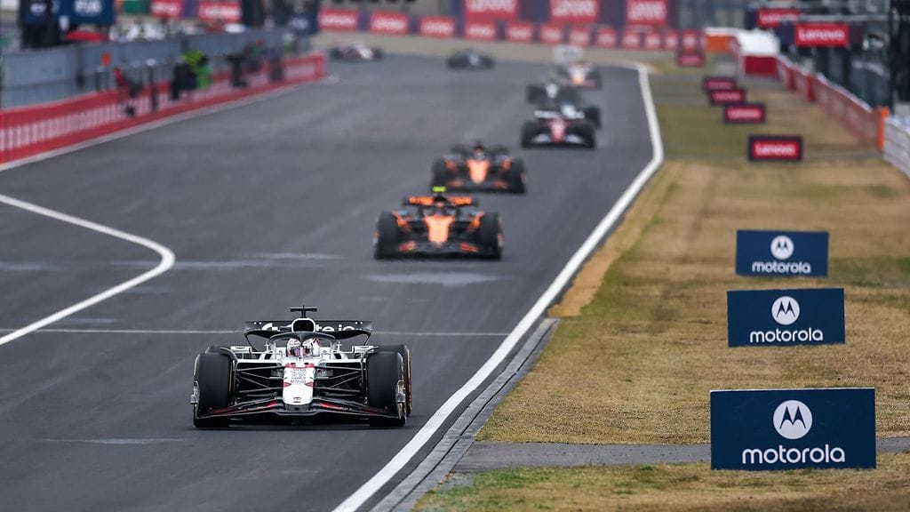 Suzukan F1-kisa muuttui tylsäksi peräkkäinajeluksi.