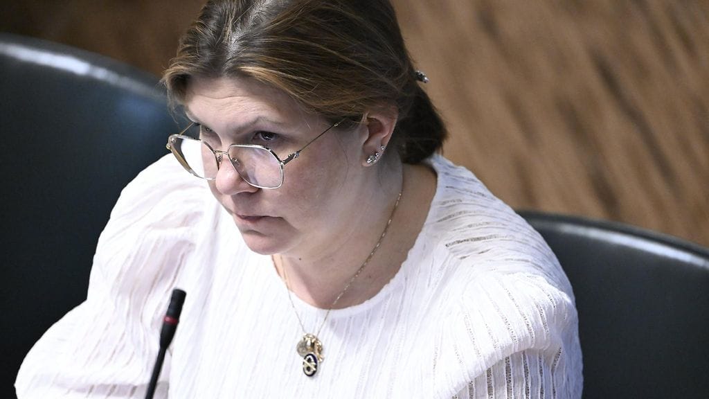 Kuvituskuva. Kelan valtuutettujen puheenjohtaja, perussuomalaisten kansanedustaja Mira Nieminen eduskunnan täysistunnossa Helsingissä 8. huhtikuuta 2025.