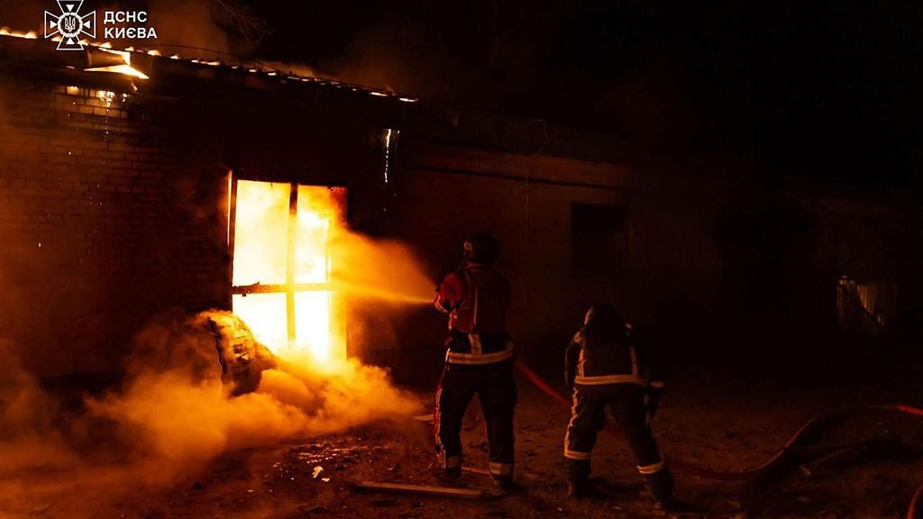 Pelastustyöntekijät sammuttamassa Venäjän lennokki-iskun jälkeistä tulipaloa Ukrainan pääkaupungissa Kiovassa 10. huhtikuuta