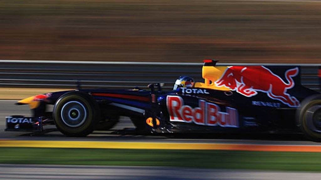 Sebastian Vettel ajaa talvitesteissä