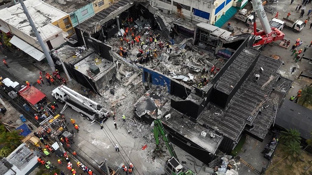 Ilmakuvassa näkyy pelastajia työskentelemässä Jet Set -yökerhossa päivä katon romahtamisen jälkeen Santo Domingossa.