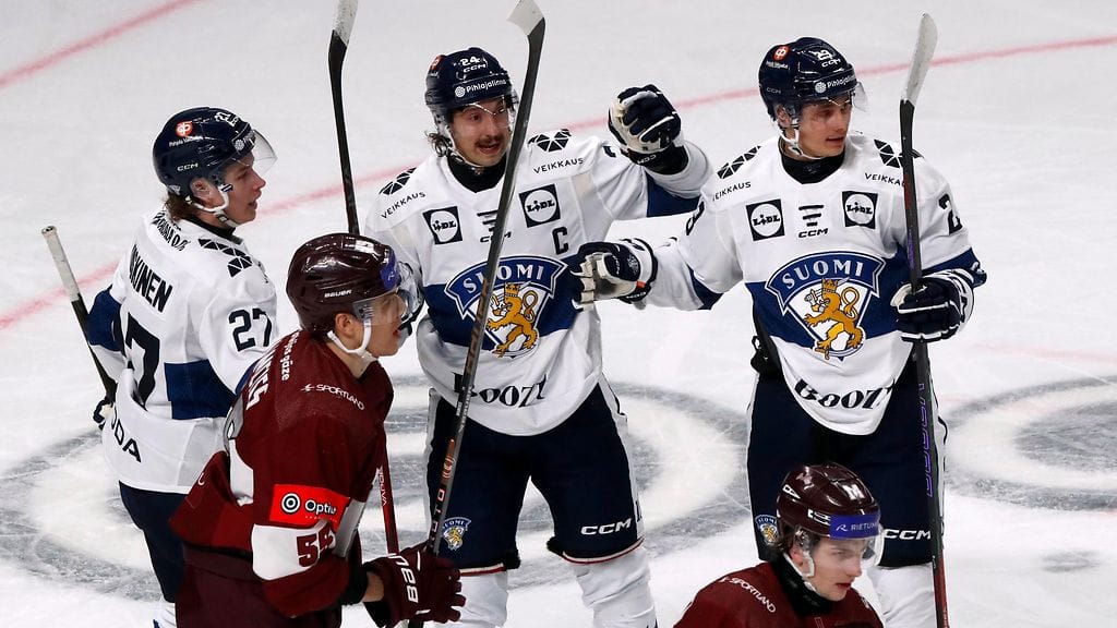 Tobias Winberg (oik.) juhli iskemäänsä Suomen avausmaalia Hannes Björnisen ja Jesse Kiiskisen kanssa.
