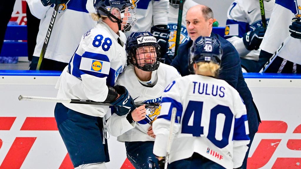 Naisleijonien Viivi Vainikka loukkaantui.