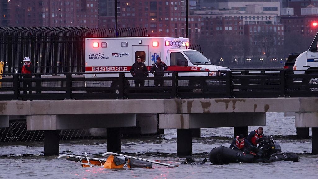 New Yorkissa Hudson-jokeen pudonnut helikopteri nostettiin vedestä.