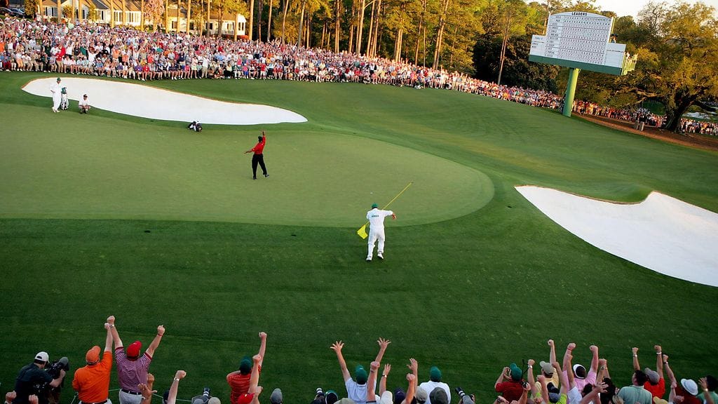 Tiger Woods ja Steve Williams juhlimassa voiton ratkeamista uusintareiällä vuoden 2005 Mastersissa.