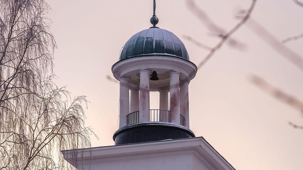 Poliisi otti kiinni Orimattilan kirkossa riehuneen miehen. Kuvassa Orimattilan kirkko.