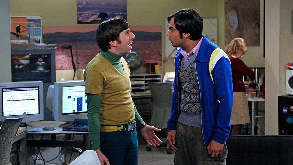 Simon Helberg (vas.) ja Kunal Nayyar Rillit huurussa -sarjan jaksossa.