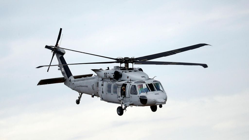 Viro käytti venäläislaivan pysäytysoperaatiossa myös helikopteria. Kuvituskuvassa on Sikorsky UH-60 Black Hawk -helikopteri osallistumassa sotilasnäytökseen Latviassa 26. syyskuuta 2024.