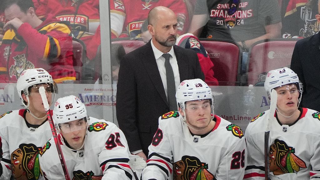 Chicago Blackhawksin päävalmentaja Anders Sörensen (kuvassa taka-alalla) liittyy Ruotsin matkaan jääkiekon MM-kisoihin.