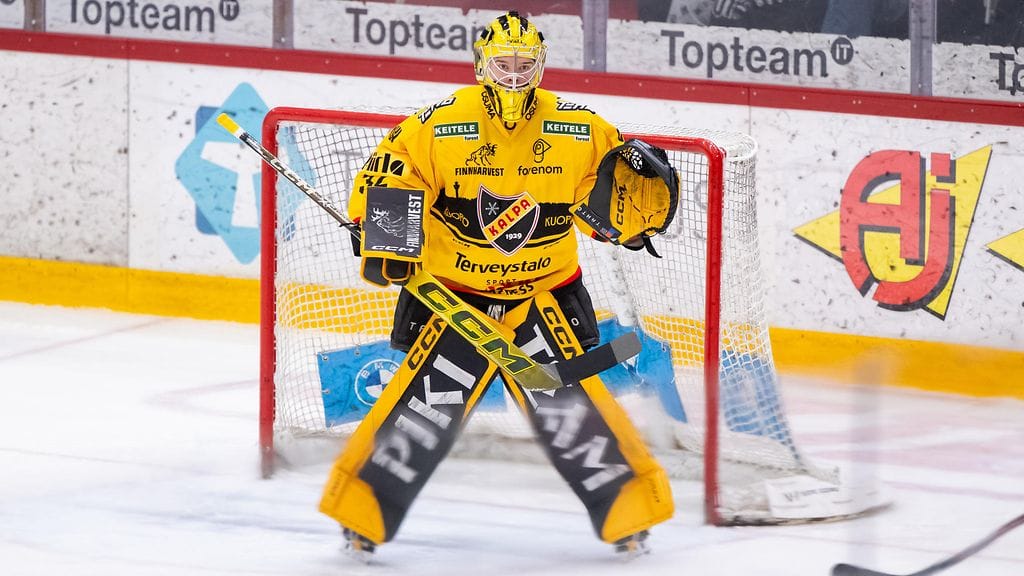 Juha Jatkola torjuu KalPan maalilla, kun joukkue kohtaa Ilveksen toisessa välieräottelussa.