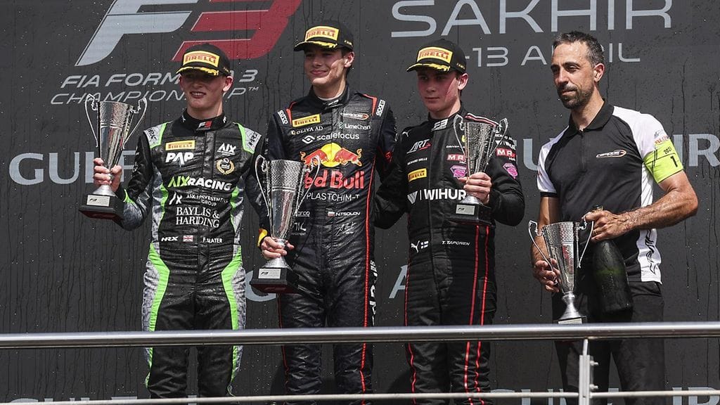 Tuukka Taponen (toinen oikealta) nousi palkintokorokkeelle F3-sarjan sprinttikilpailussa Bahrainissa.