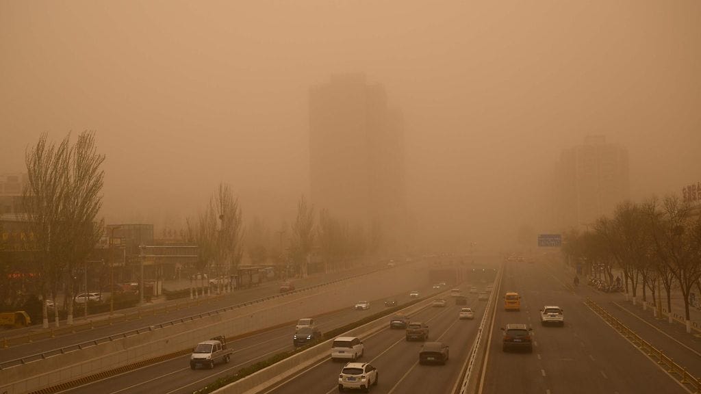 Tuulet aiheuttivat hiekkamyrskyn Yinchuanin kaupungissa.