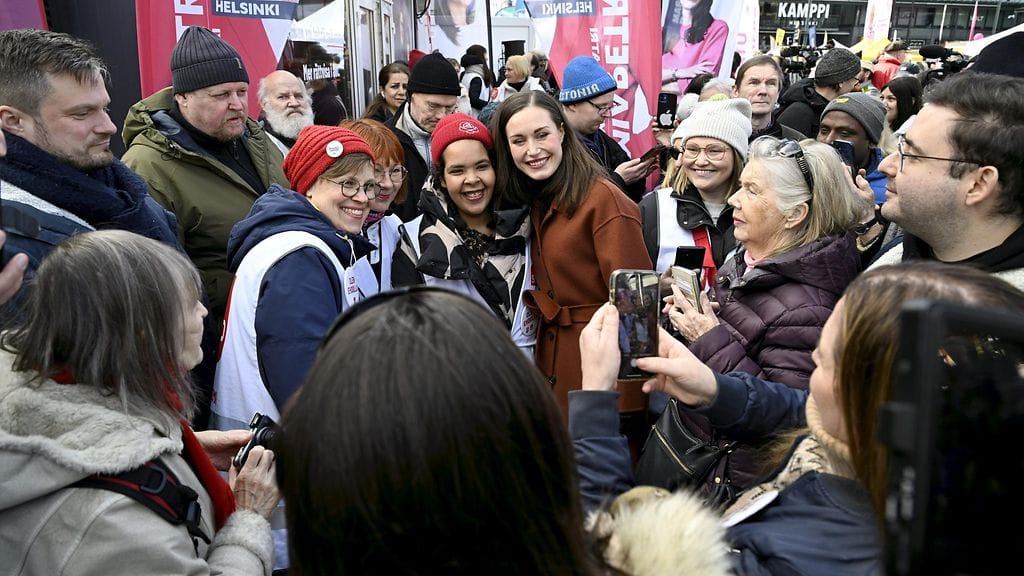 LK 12.4.2025 Entinen pääministeri Sanna Marin (kesk.) kampanjoi SDP:n vaaliteltalla Helsingissä alue- ja kuntavaalien alla 12. huhtikuuta 2025.