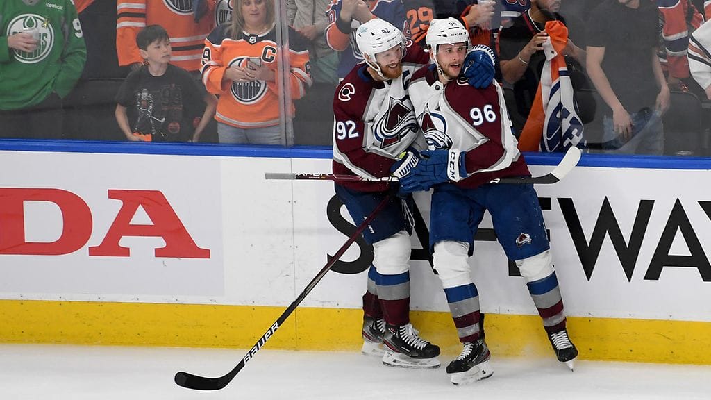 Mikko Rantanen (oik.) voi joutua kohtaamaan paluuta tekevän entisen tutkaparinsa Gabriel Landeskogin NHL-pudotuspeleissä.