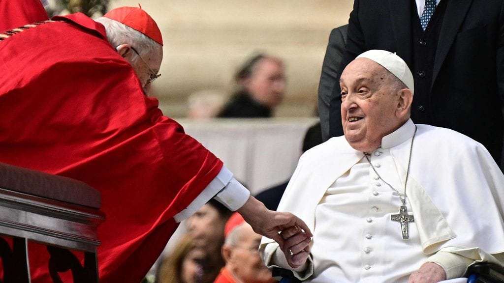 Paavi Franciscus tapasi ihmisiä improvisoidulla kierroksella Vatikaanin Pietarinkirkon edustalla palmusunnuntaina.