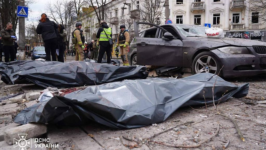 Ukrainan pelastuspalvelun ottamassa ja julkaisemassa valokuvassa näkyy peitettyjä ruumiita Sumyssä Koillis-Ukrainassa.