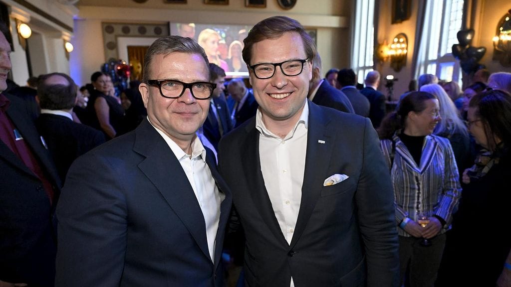 Kokoomuksen puheenjohtaja Petteri Orpo ja pormestariehdokas Daniel Sazonov kokomuksen vaalivalvojaisissa sunnuntaina.