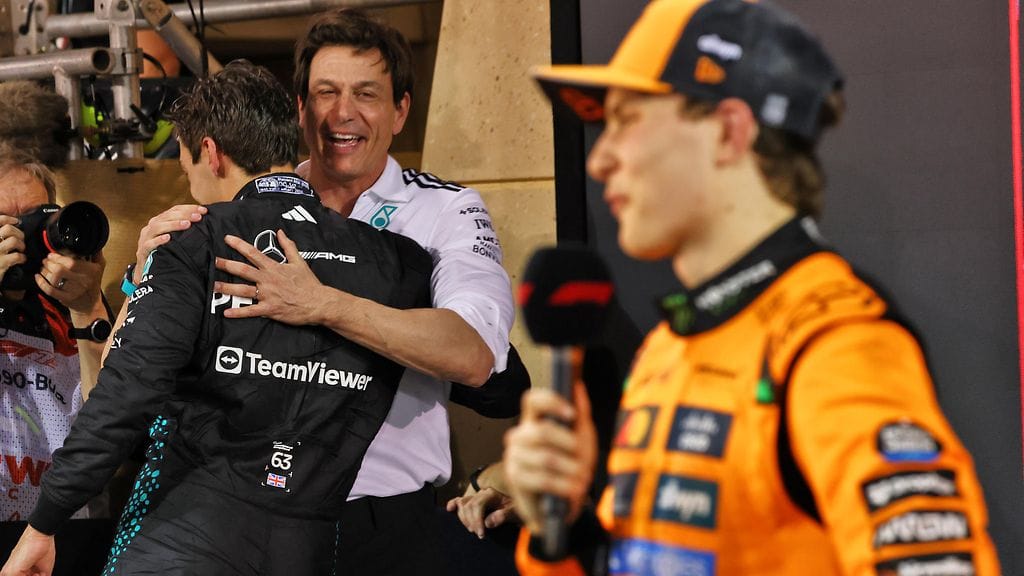 George Russell sai kisan jälkeen halaukset tallipomoltaan Toto Wolffilta. Mercedestä vaanii kuitenkin rangaistus kisan tapahtumista.