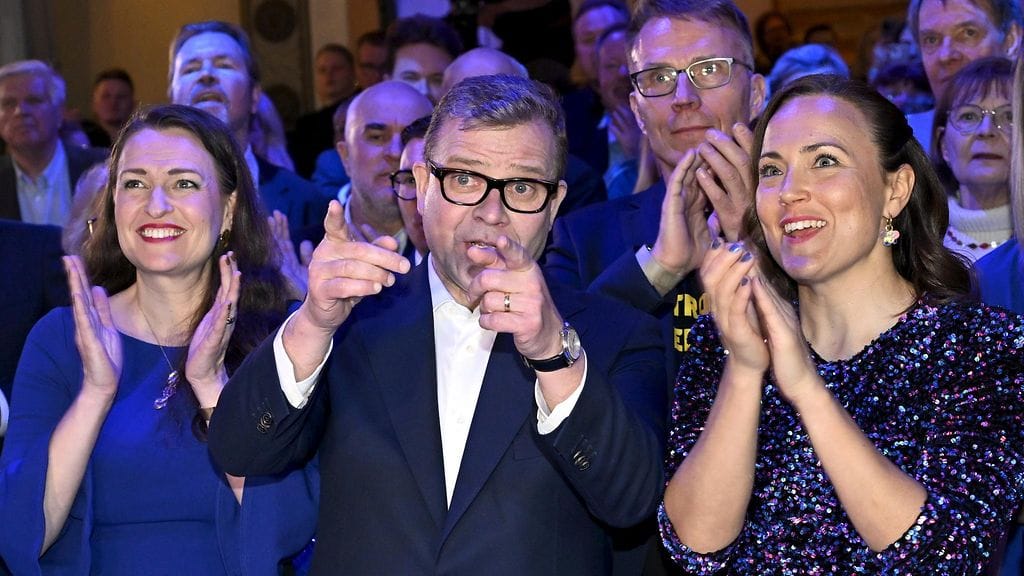 Kokoomuksen puheenjohtaja, pääministeri Petteri Orpo (kesk.), Anna-Kaisa Ikonen (vas.) ja Karoliina Partanen kokoomuksen vaalivalvojaisissa sunnuntaina.