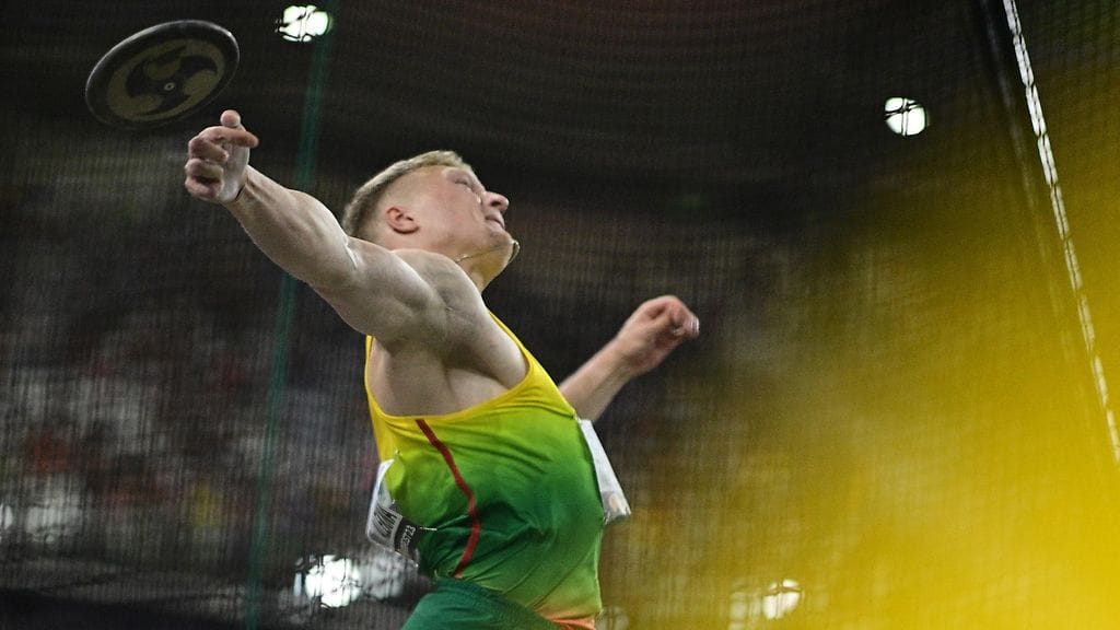 Liettuan Mykolas Alekna paranteli kahdesti kiekonheiton maailmanennätystä lukemiin 75,56.