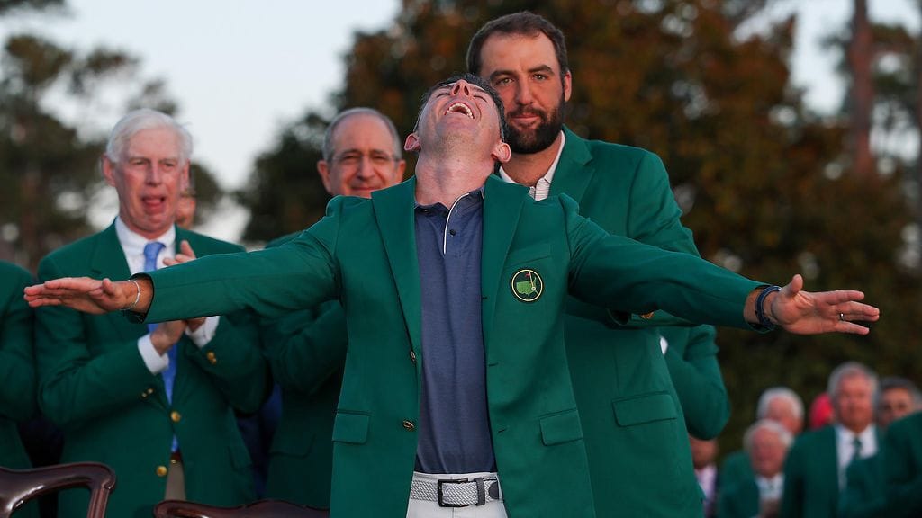 Legendaarinen vihreä takki harteille Scottie Scheffleriltä, joka oli Mastersin puolustava mestari ja McIlroyn kovin kilpakumppani viime vuosilta.