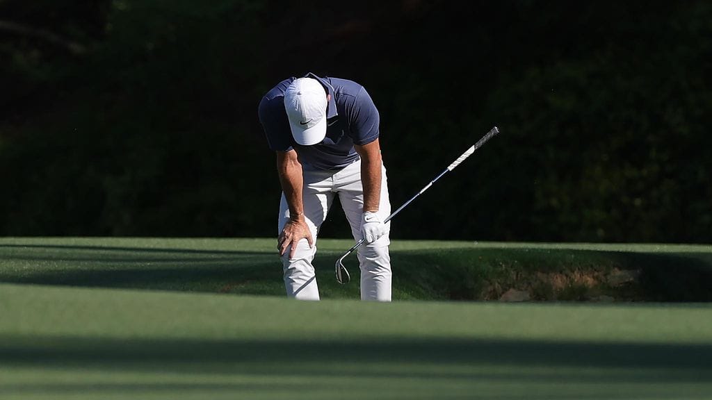 Pallo veteen päätöskierroksen 13. väylällä. Rory McIlroyn painetila kasvoi valtavasti yhdellä lyönnillä.