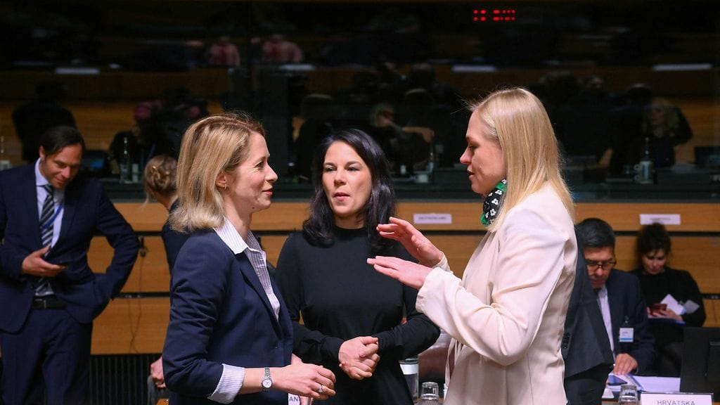 Kaja kallas , Annalena Baerbock ja Elina Valtonen EU:n ulkoministerikokouksessa Luxemburgissa