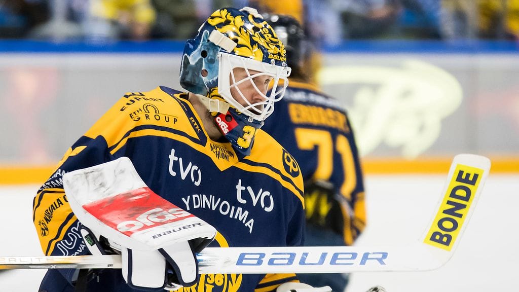 Joni Ortio jatkaa maalivahtejaan vuorotelleen Rauman Lukon maalilla SM-liigan välierissä SaiPaa vastaan.