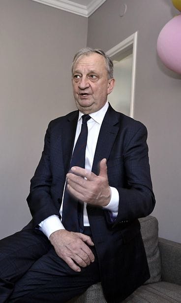 LK 14.4.2025 Harry Harkimo Liike Nyt -puolueen kunta- ja aluevaalien vaalivalvojaisissa vaalipäivänä Helsingissä 13. huhtikuuta 2025.