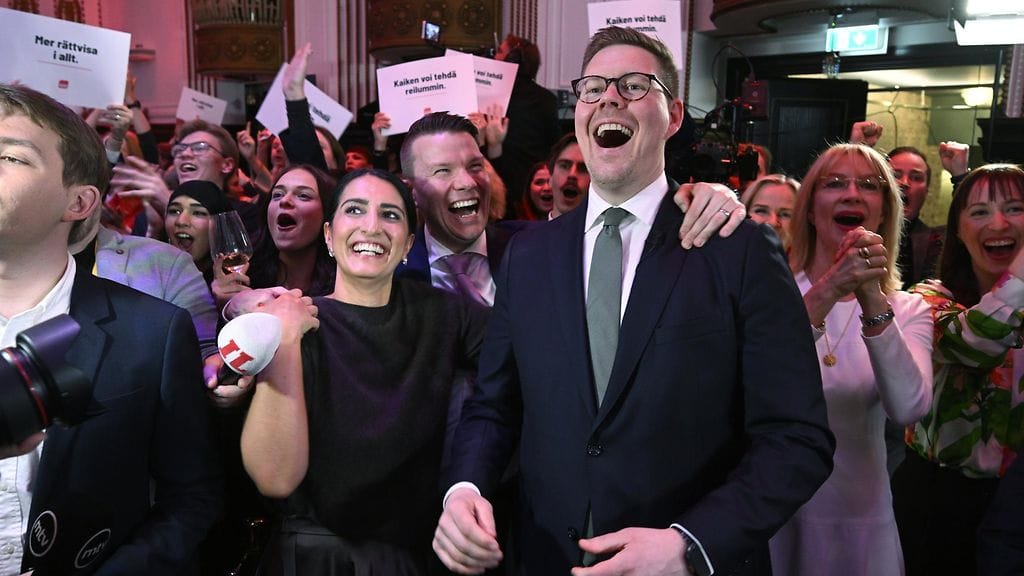 LK 14.4.2025  SDP:n puheenjohtaja Antti Lindtman SDP:n kunta- ja aluevaalien vaalivalvojaisissa Helsingissä 13. huhtikuuta 2025. Mukana juhlissa Nasima Razmyar, Mikael Näkkäläjärvi ja Tytti Tuppurainen.