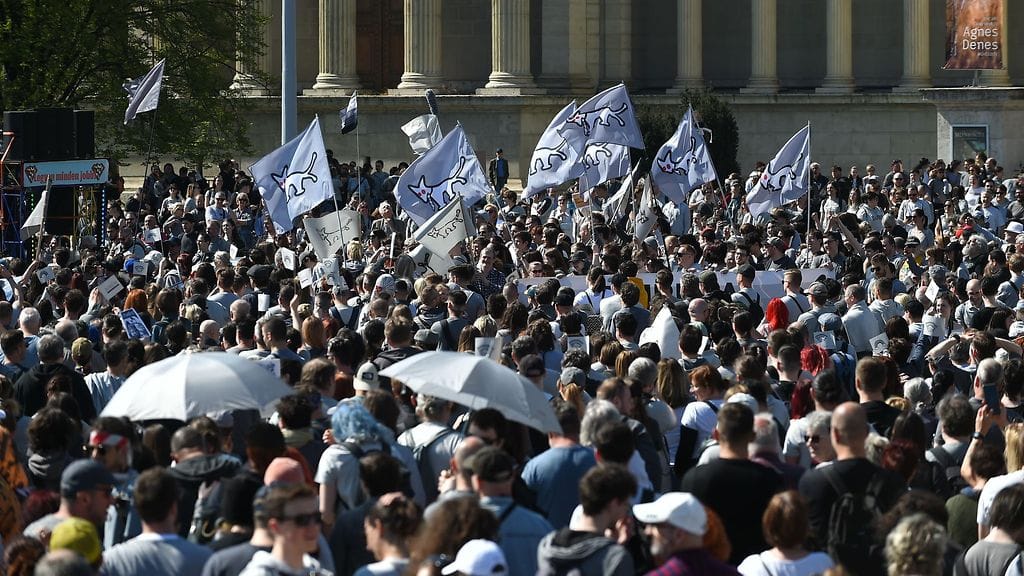 Mielenosoittajat kokoontuivat Unkarin Budapestissa Pride-tapahtumaan lauantaina osoittamaan mieltä Viktor Orbanin hallinnon päätöstä vastaan.