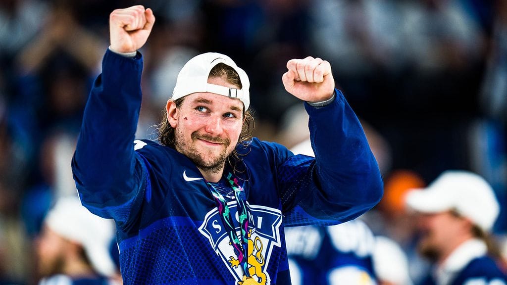 Sami Vatanen juhli Leijonissa kotikisojen MM-kultaa toukokuussa 2022.